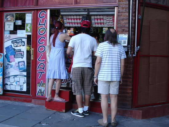 Für kleinere Leute gibts zwei Stufen vor dem Kiosk.