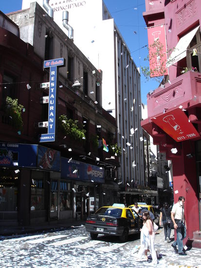 Am 30. Dezember werfen die Argentinier traditionell ihre alten Kalenderzettel auf die Strasse. Wir haben auch extrem traditionelle beobachtet, welche Börsenberichte und Schrederpapier durchs Fenster losgworden sind.