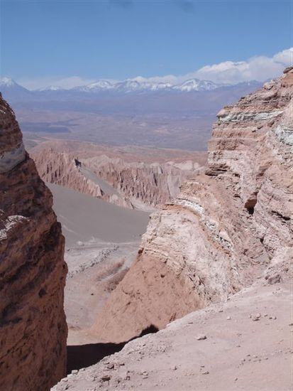 Wir steigen auf eine Felsplatte und geniessen die Aussicht über das Valle de la Luna und das Desierto de Atacama.