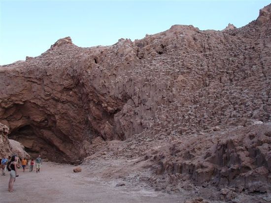 Amphitheatro (Wand links). Die 20m hohe, halbrunde Salz/ Sandwand kracht in der Sonne wie eine alte Pendeluhr. Sand ist hier mit Salz zu einem harten Felsen vermischt.