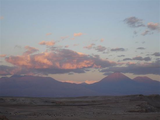 Den Sonnenuntergang verpassen wir knapp wegen einer Wolke am Horizont. Es war heiss heute, bestimmt 35°C. Aber kaum verschwindet die Sonne, zieht man gerne eine warme Jacke an. Viele schöne Eindrücke haben uns heute fast erschlagen...