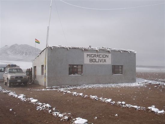 Grenzhäuschen nach Bolivien. Der Bolivianische Winter heisst uns ebenfalls willkommen.