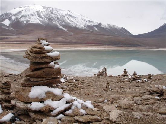 Verschneite Steinmännchen vor der Laguna Verde