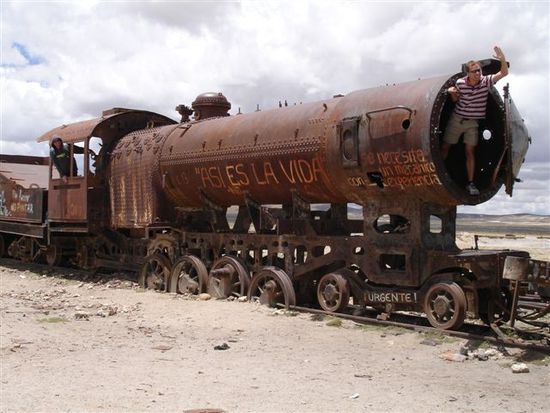 Mechaniker gesucht auf dem Zugfriedhof von Uyuni