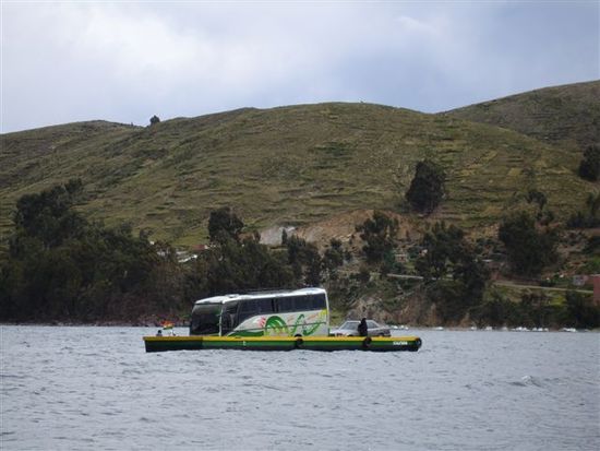 Auf dem Weg von La Paz nach Copacabana: Unser Bus wird wieder einmal verschifft. Die Pasagiere werden in einer Nussschale ans andere Ufer gefahren.