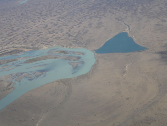 Schon beim Flug nach Patagonien sehen wir, dass das gleiche Wasser vierschieden blau sein kann