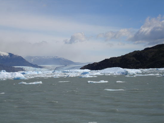 Der Gletscher Upsala kann wegen den vielen schwimmenden Eisberge nur aus der Ferne betrachtet werden.