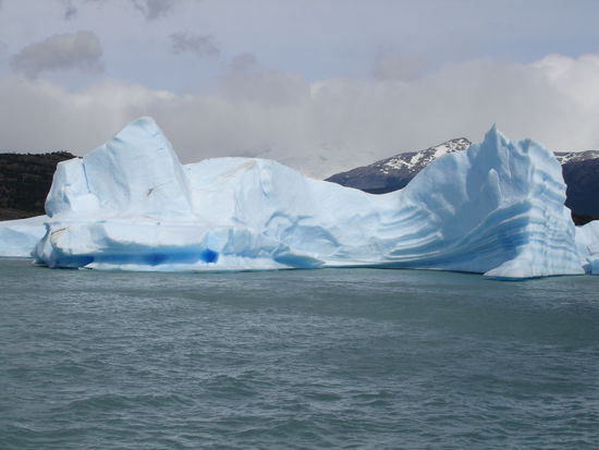 Hier schwimmt die Hälfte eines Fussballstadions. Zu sehen sind aber nur 15% des Eisbergs, der Rest befindet sich unter Wasser.