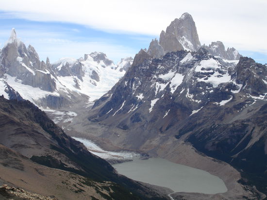Links: Cerro Torre 3102m
Rechts: Fitz Roy 3405m
(Lagune ca. 700müM)