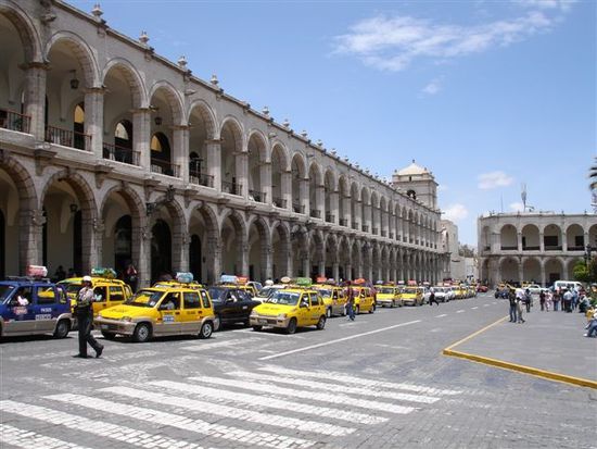 Und wer ein Taxi braucht, muss auch nicht weit suchen. In Peru ist jedes siebte Auto ein Taxi.