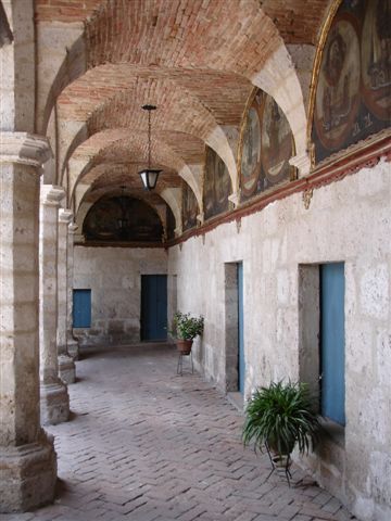 Einer der vielen Klosterinnenhöfe mit Gebetsgang