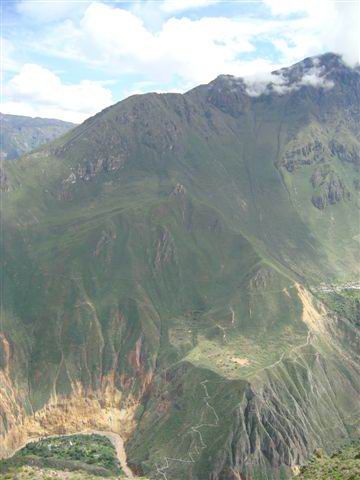 Der Blick in den Colca vom San Miguel Aussichtspunkt. Eine Felswand von 3400m. Und wer genau hinschaut, entdeckt unten links ...