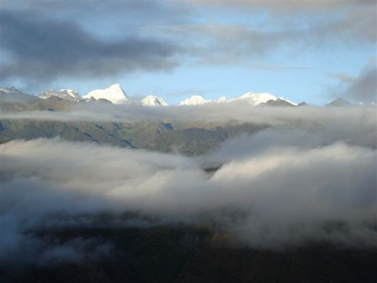 Die Sonne hat bereits den Gipfel des Pumasillo (ganz links - 6245m) erreicht. Diese Berge verschwinden nach Sonnenaufgang aber wieder in den Wolken.