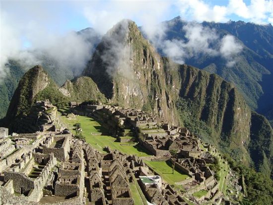 Es ist 08.00. Ein paar Schleierwolken streicheln den Huayna Picchu (junger Gipfel - Mitte) wach.