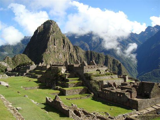 Blick Haupttempel Richtung Huayna Pichu. Rechts ist der östliche Stadtteil zu sehen.