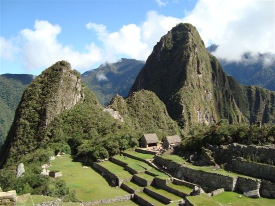 Huayna Picchu (rechts): Militärischer oder astronomischer Beobachtungsposten. Terrassen stützen die Konstruktion auf dem Gipfel