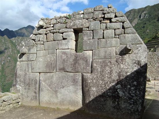 Zu beachten sind bei dieser Tempelwand der unübliche Einsatz von grossen Felsen.
