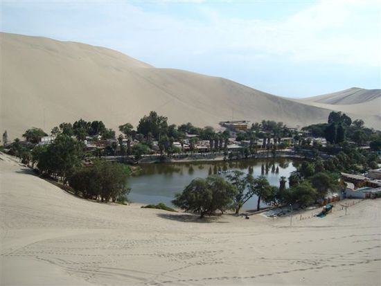Die Oase Huacachina eingebettet in Sanddünen
