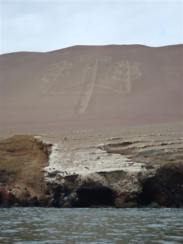 Kandelaber - Geoglyphe unbekannter Herkunft, ähnlich wie die Nazca- Linien (145m lang, 40m breit, 0.5m tief, ca. 2000 Jahre alt).