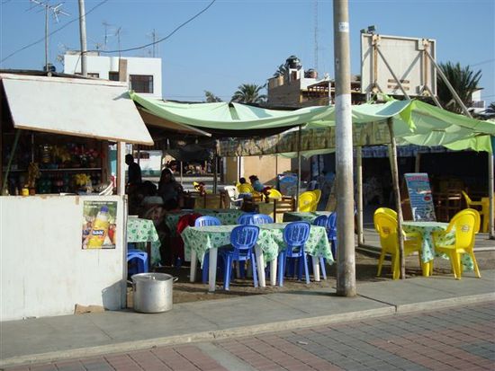 Foodmarkt auf dem Basketballplatz. Das provisorische Restaurant von Isabel mit den grünen Tischtüchern.