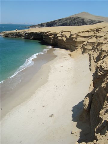 Wir machen einen Tagesausflug in den Nationalpark von Paracas. An diesem einsamen Sandstrand verbringen wir einen gemütlichen Nachmittag. Leider ist das Wasser etwas kalt für lange Schwimmtouren.