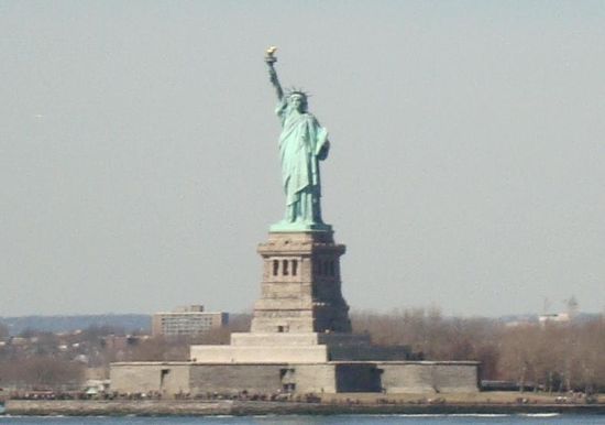 Die Freiheitsstatue, die einst die ankommenden Europaer begruesste