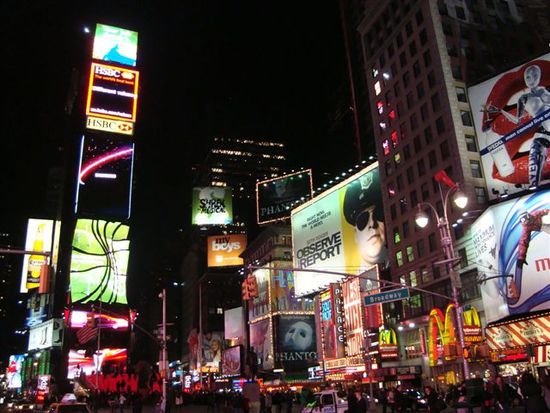 Lichter- und Werbungen-Show am Times Square