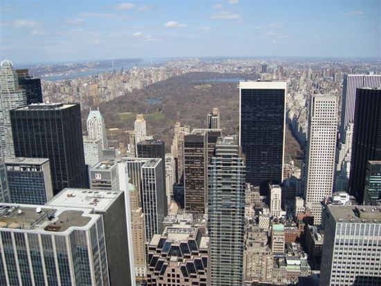 Central Park mit Upper West Side (links) und Upper East Side (rechts)