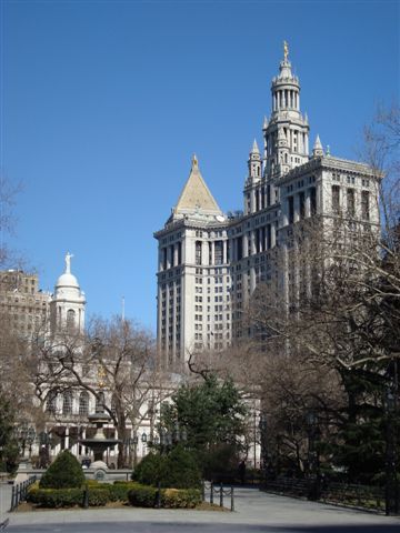 Das Manhattan Municipal Building mit der City Hall im Vordergrund