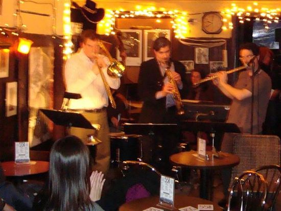 Jazz-Abend in einer typischen Kellerbar; Ein geniales Sextett aus Bass, Schlagzeug, Piano, Saxophon, Trompete und Querfloete oder Klarinette spielt New York Jazz - wir sind begeistert!