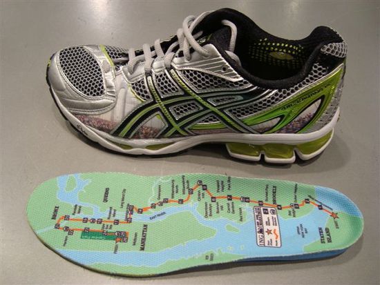 Diese Laufschuhe finden ihren Weg am New York Marathon alleine... Man beachte auch die abgebildte Laeufer-Masse oberhalb der Sohle...