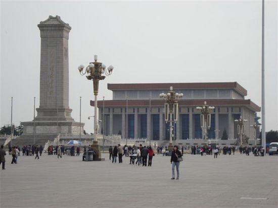 Der Tiananmen-Platz ist der groesste oeffentliche Platz der Welt. Vorne die Gedenkstelle der Volkshelden, hinten das Mao-Mausoleum.