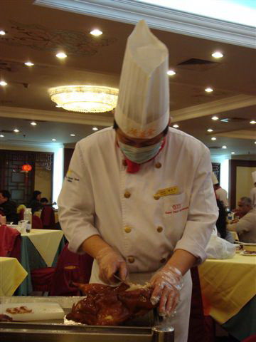 Hier wird unsere Peking-Ente am Tisch zubereitet.