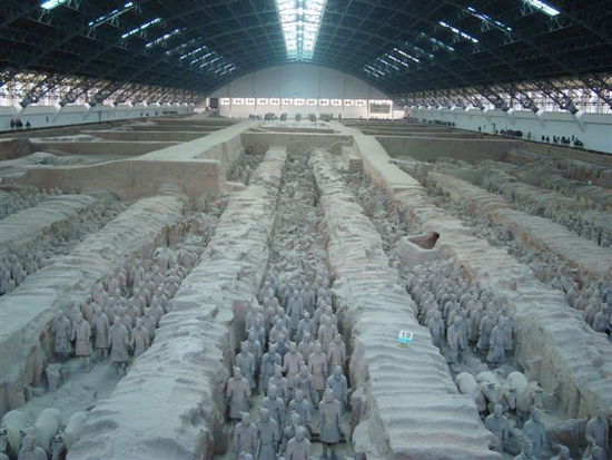 Die groesste Halle ist zugleich die Spektakulaerste. 6200 Soldaten und Pferde stehen hier nach Osten blickend. Vorne stehen die Bogenschuetzen, hinten folgt die Infanterie. Die 35 Pferdewagen aus Holz haben sich laengst zersetzt.