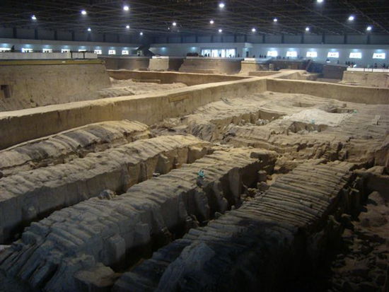 Diese Halle enthaelt ca. 1300 Soldaten und Pferde. Es gibt jedoch noch viel zu tun, bis alles ausgegraben und wieder zusammengesetzt ist.