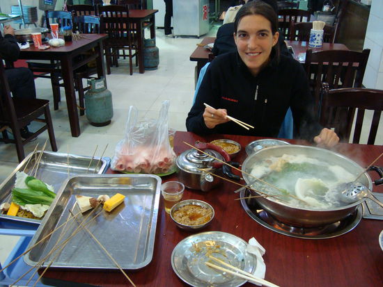 ... ist eine chinesische Spezialitaet, wobei Gemuese, fein geschnittenes Fleisch, Fisch, etc. in einem siedenen Topf gekocht wird und mit einer speziellen Sauce gegessen wird. We proudly present: das FONDUE CHINOISE!!! 
