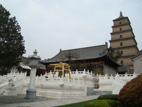 Die siebenstoeckige grosse Wildganspagode mit dazu gehoeriger Tempelanlage