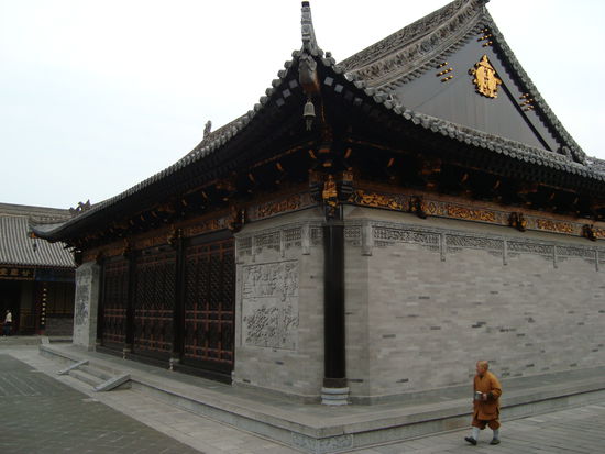 Ein Moench auf dem Weg zur Arbeit...