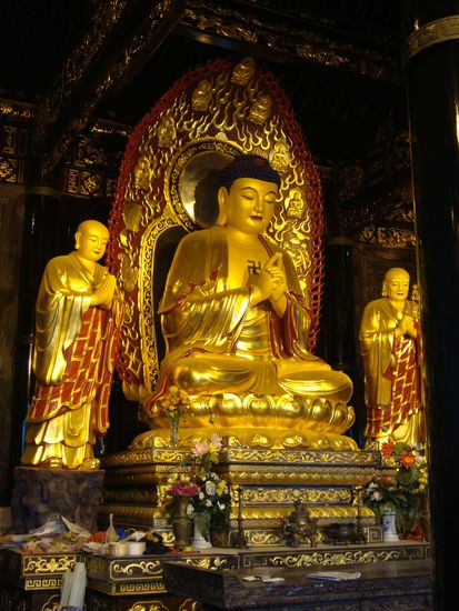 Frisch restaurierter Buddha mit einem Hinduzeichen auf der Brust.