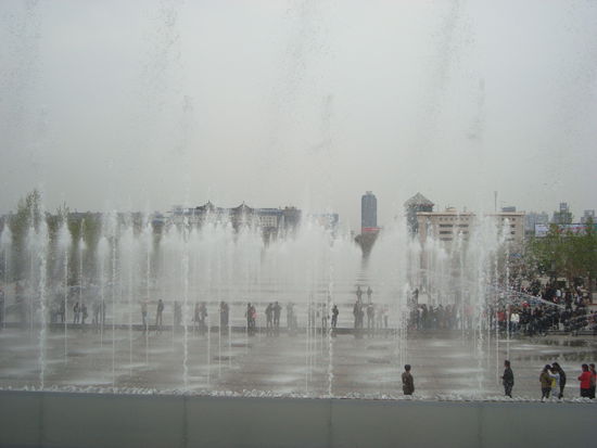Brunnen- und Musikshow vor der Pagode