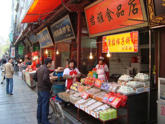 Lebensmittelmarkt im Muslimischen Viertel. Das Viertel war Jahrhunderte lang die Heimat der Hui-Gemeinde (chinesische Moslems).
