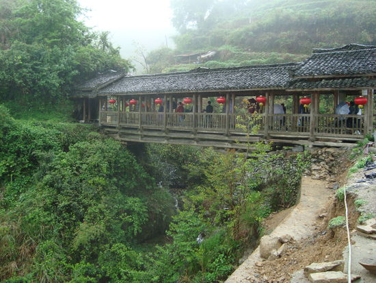 Bruecke auf dem Weg hoch nach Ping'an