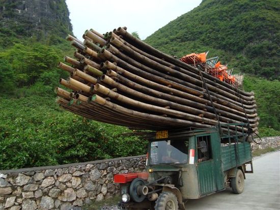 Mit kleinen Traktoren werden die Floss wieder Flussaufwaerts transportiert.