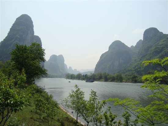 Zu Fuss wandern wir dem Li Fluss entlang