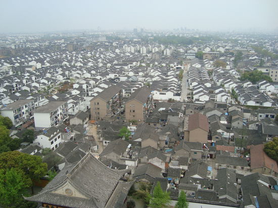 Aussicht von der Pagode ueber die Daecher Suzhous