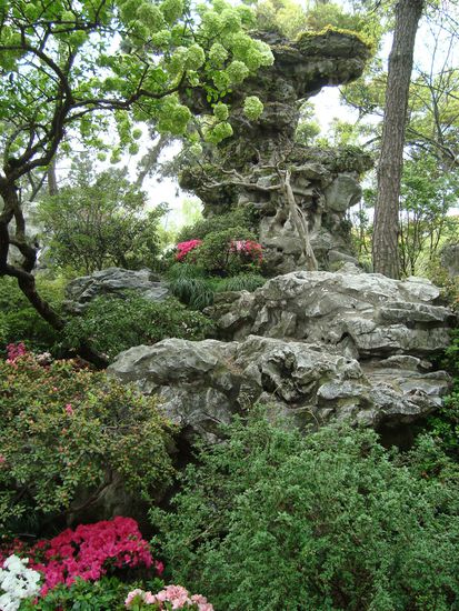 Geformte Felsen gehoeren in jeden chinesischen Garten...