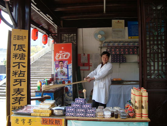 Confiseur beim Caramel-Ziehen