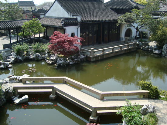 Zick-Zack-Bruecke im Tuisi-Garten zur Abschuettlung der boesen Geister, die einen verfolgen, aber nur geradeaus laufen koennen