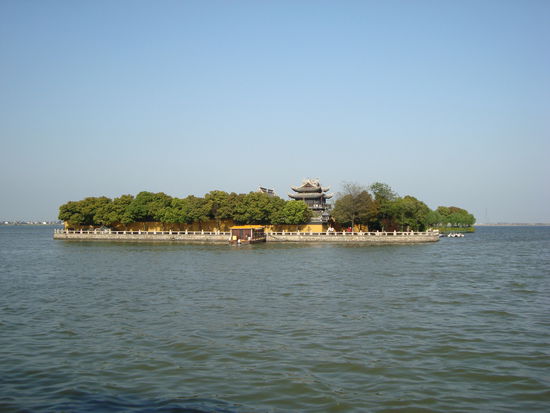 Blick auf die Luoxing Insel auf dem Tongli See.