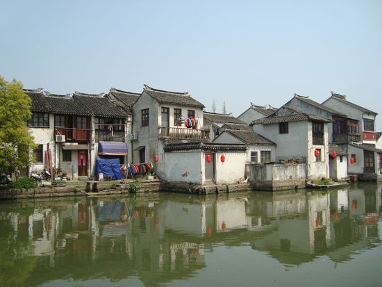 Das typische Tongli mit seinen weissen Haeusern an einem der vielen Wasserkanaele